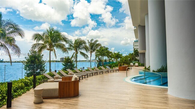 Foto del edificio - 700 NE 24th St