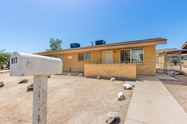 Building Photo - 815 E Hazel Dr