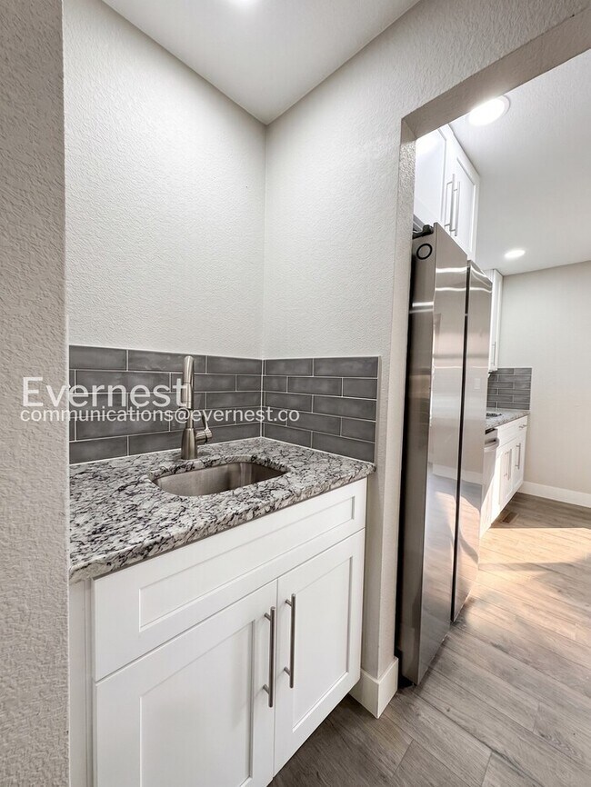 Building Photo - 3 Bed, 2 Bath Home with Fenced Yard & Garage / Available Now!