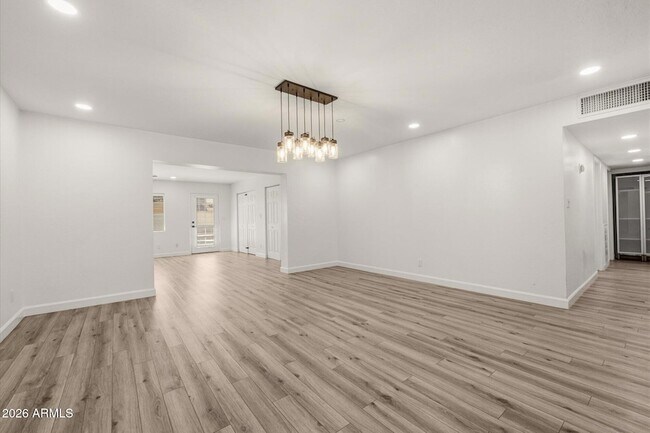 Foto del edificio - 2219 N 74th Pl