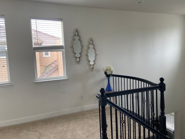 Aterrizaje de segunda historia - 2070 Katnich Ln