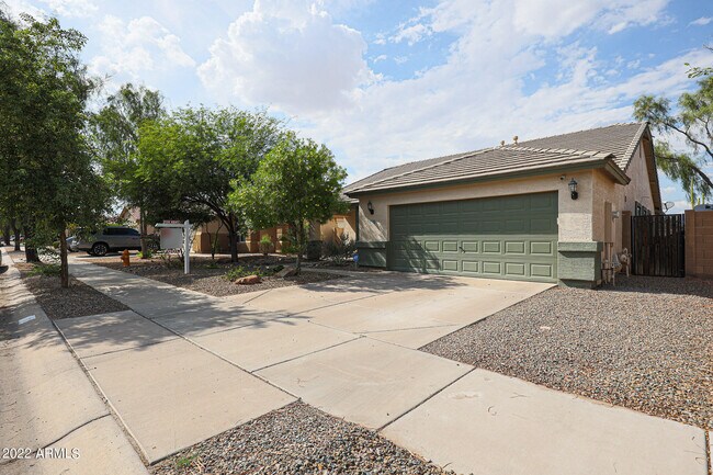 Foto del edificio - 15126 W Woodlands Ave
