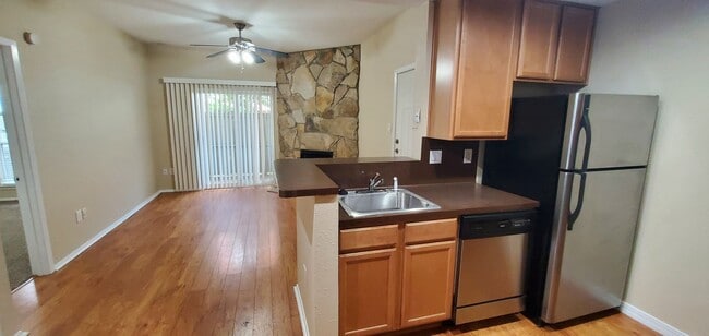 Building Photo - K223 - Hyde Park Oaks #114