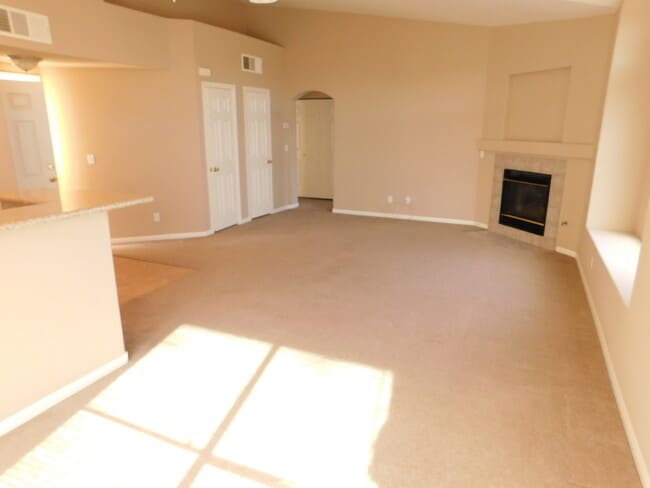 Building Photo - 2 Bed/2 Bath in Guard Gated Painted Desert