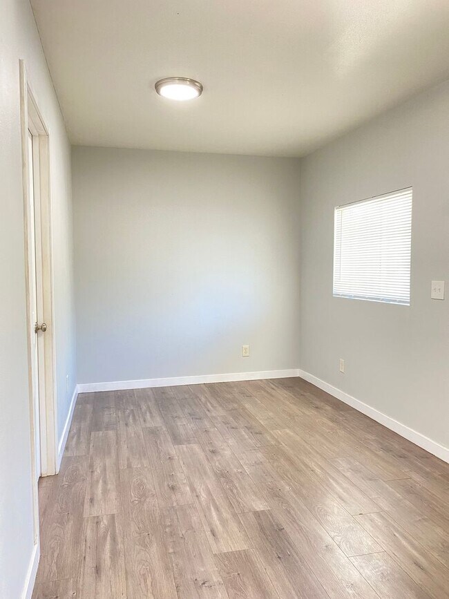 Building Photo - Newly Remodeled 2 Bedroom, 2 Bathroom Unit...