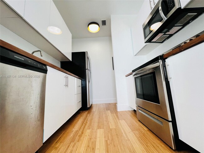 Foto del edificio - 960 Bay Dr