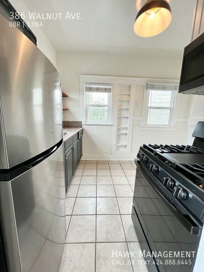 Building Photo - Spacious Studio Apartment Located on Long ...