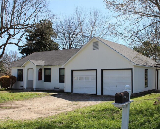Building Photo - 1102 Baumgarten St
