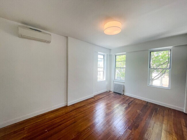 Foto del edificio - 73-02 Forest Ave
