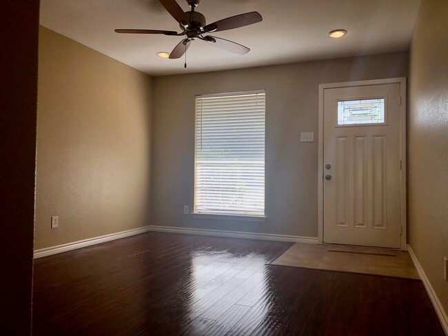 Building Photo - 4 Bedroom / 2 Bath / 2 Car Garage