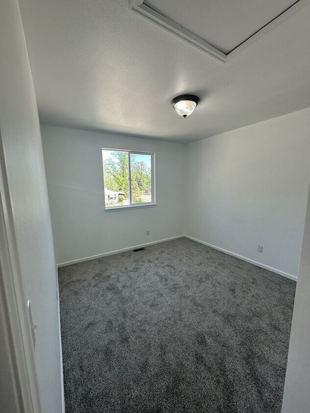 Foto del edificio - 5205 Dudley St