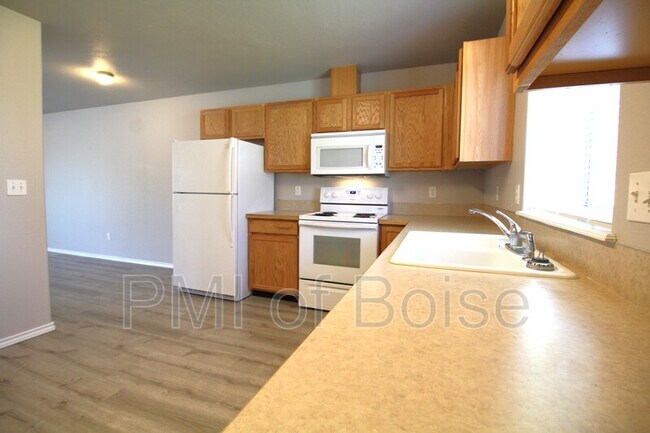 Building Photo - 1031 E Iowa Ave