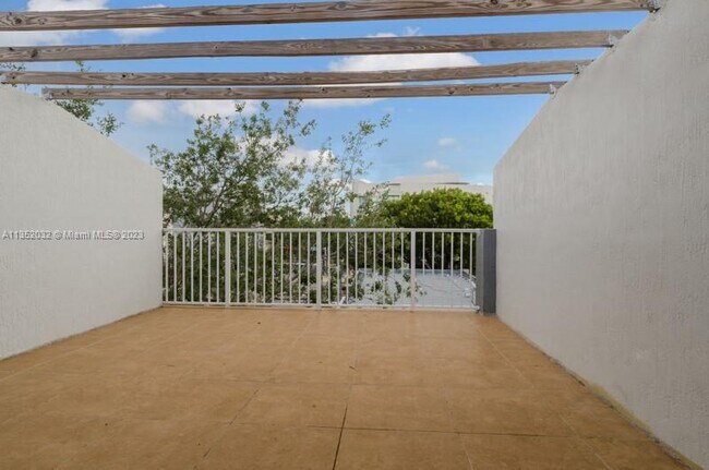 Building Photo - 2734 Bird Ave