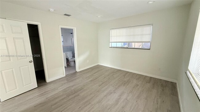 Foto del edificio - 337 NE 57th St