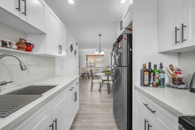Foto del edificio - 6550 Royal Palm Blvd