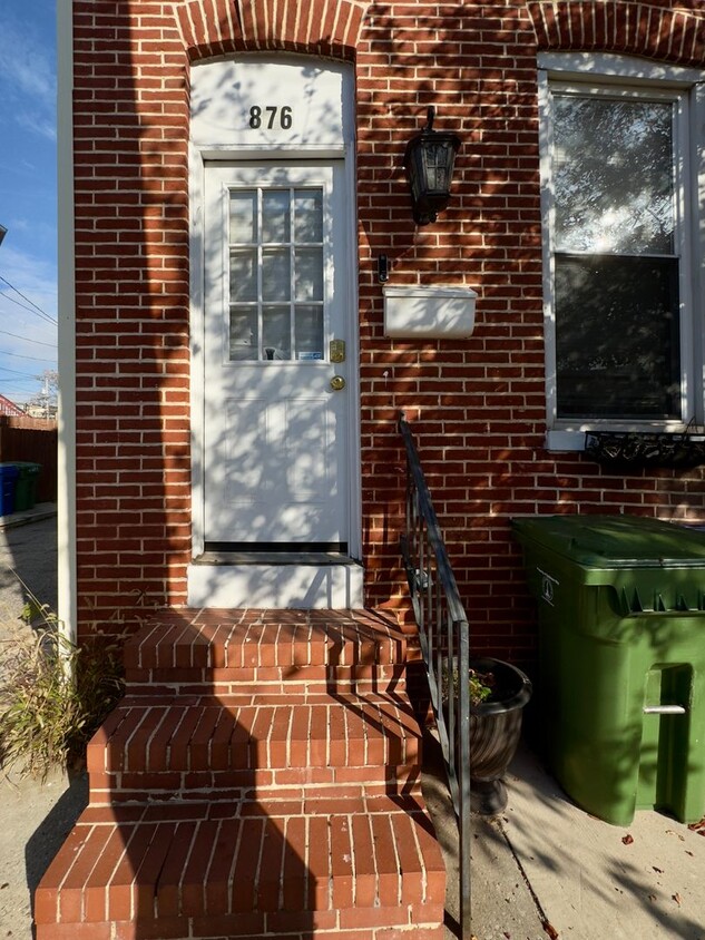 Foto principal - Charming 1Bed/1Bath Townhome with a BONUS ...