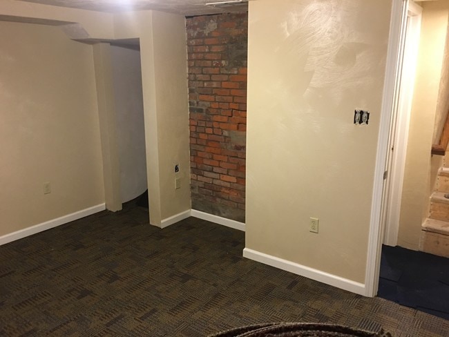 Building Photo - 17 Caesar Way