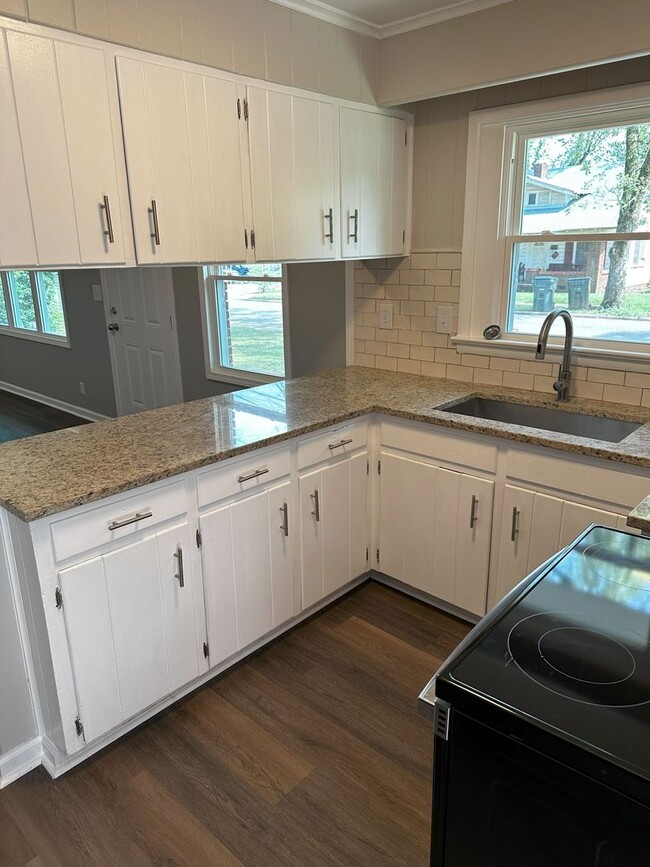 Building Photo - **Newly Remodeled 2 Bedroom, 1 Bath Home for Rent**