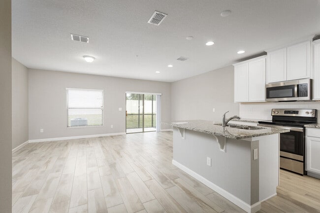 Sala de estar abierta y luminosa, perfecta para el entretenimiento. - 14799 Outfitter St