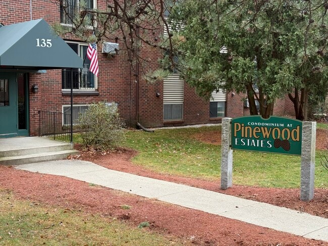 Foto del edificio - 131 English Village Rd