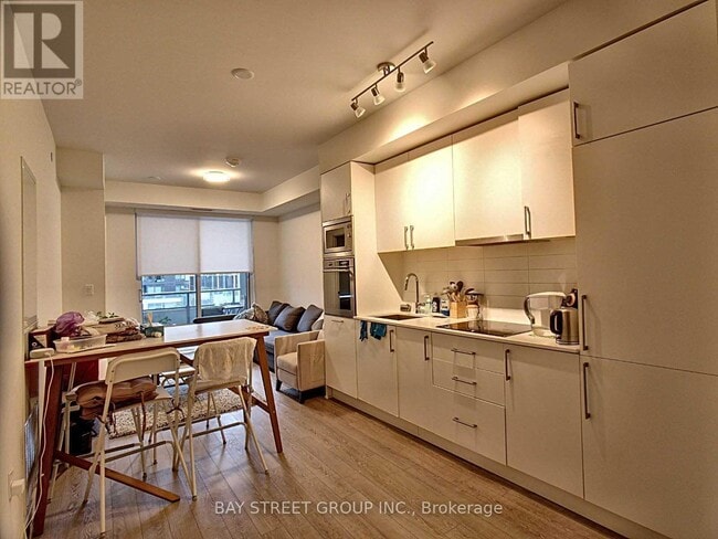 Photo du bâtiment - 576 Front St W