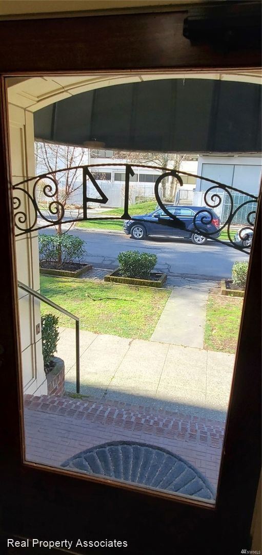 Building Photo - 2 br, 1 bath House - 214 16th Ave E #101