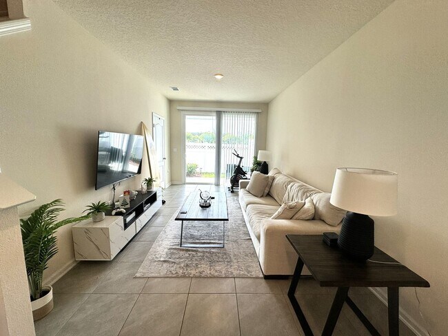 Building Photo - Beautiful Oakleaf Plantation Townhome w/ T...