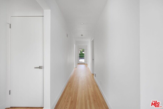Building Photo - 303 S Gretna Green Way