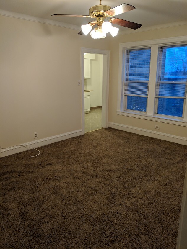 dining room - 8939 Skokie Blvd