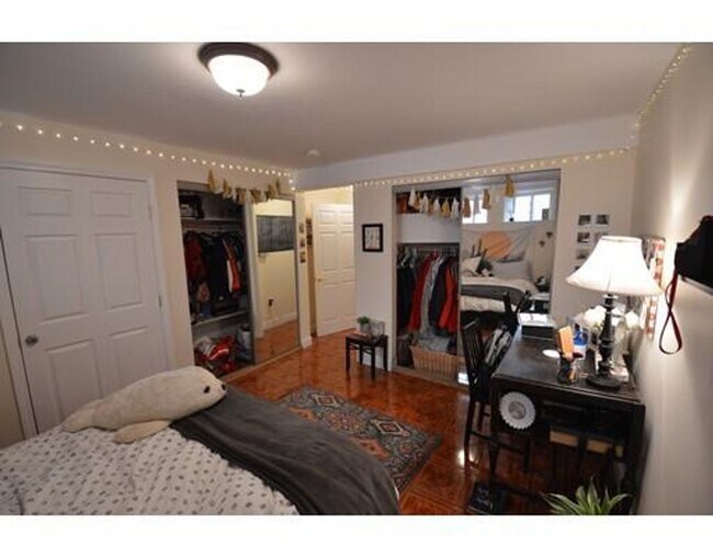 Foto del edificio - No Brokers Fee Convenient Brookline Location.Eat-in Kitchen, Laundry on a Site