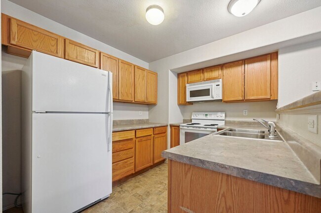Foto del edificio - Wonderful End-unit townhome that backs to beautiful open space!
