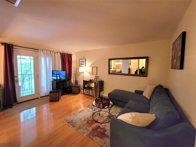 Foto del edificio - 6910 Hart Ln