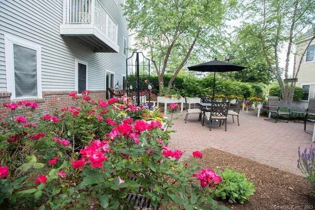 Foto del edificio - 100C Danbury Rd