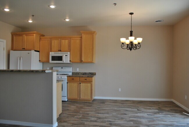 Building Photo - 1927 Hollyhock Cir