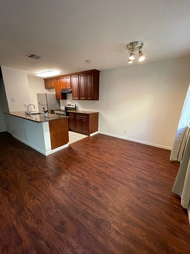 Building Photo - 10827 Coloma Rd