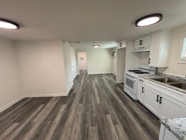 Foto del edificio - Completed remodeled stand alone 2 Bedroom ...