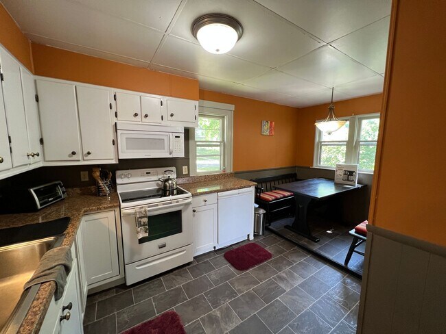 Building Photo - Lovely Furnished Home Available September ...