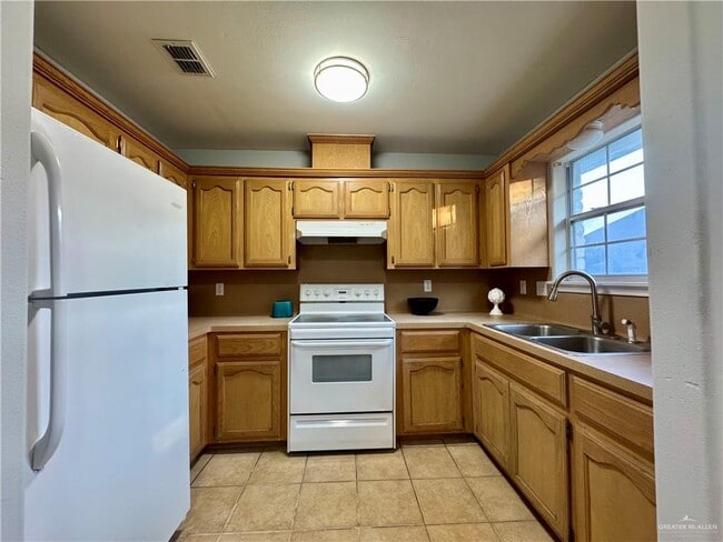 Building Photo - 28 S Dahlia St