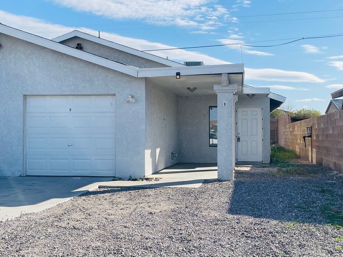 Foto principal - 2BD/1.5BA Duplex with 1 Car Garage in Bull...