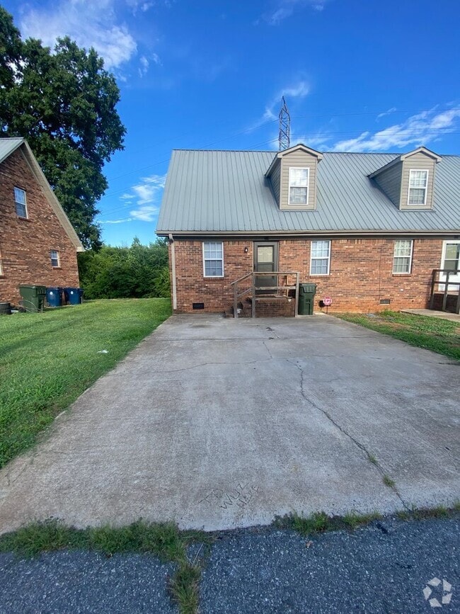 Building Photo - 714 Dixie St