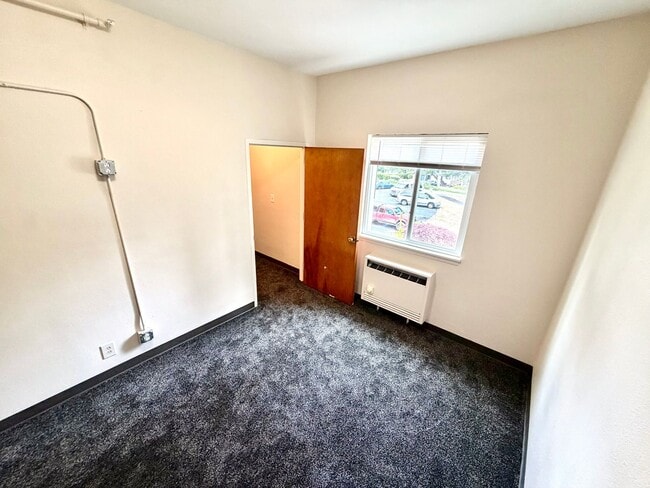 Building Photo - UNDER NEW MANAGEMENT Efficiency 1bdrm / 1ba Room #256 – All Utilities & Wi-Fi Included! Pet Frien...