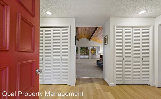 Building Photo - 2 br, 2 bath House - 2217 Sahalee Drive West