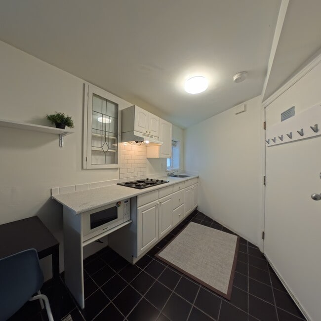 Building Photo - 1517 Comox St