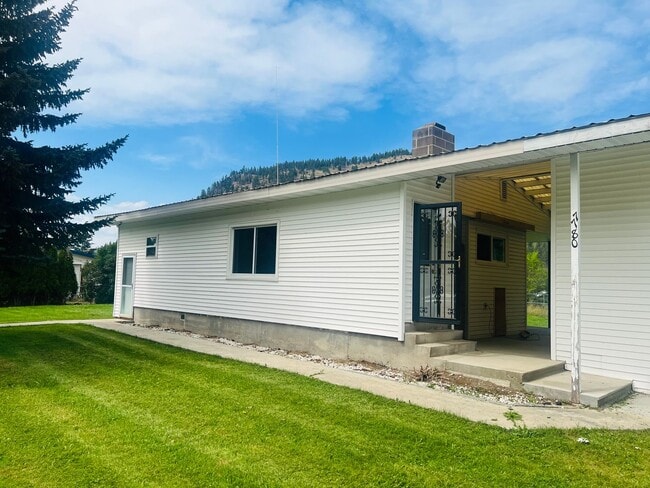Foto del edificio - 3-Bedroom Home with Shop & Yard