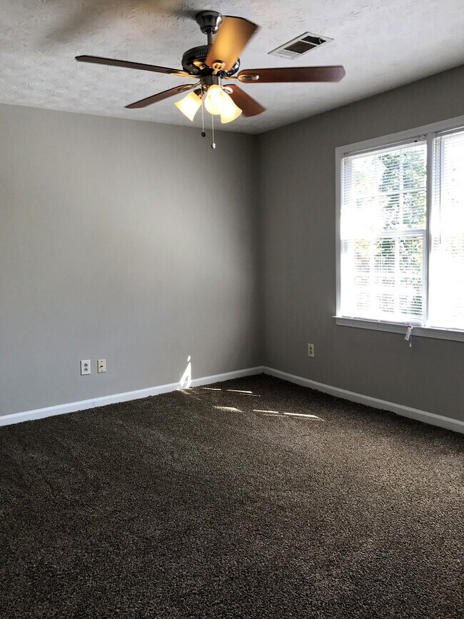 Building Photo - Charming 3br/2.5ba in Move-In Condition!! ...