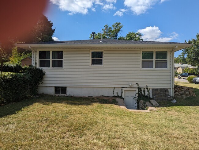 Building Photo - 6405 Haskell Ave