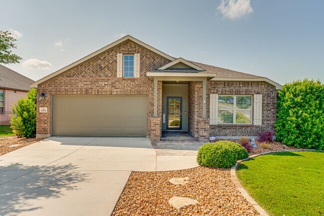 Foto del edificio - Stunning like new single story 4 bedroom 3...