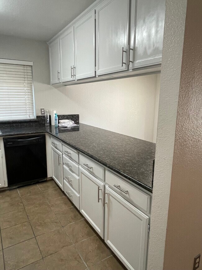 Building Photo - 2137 Laredo Ln