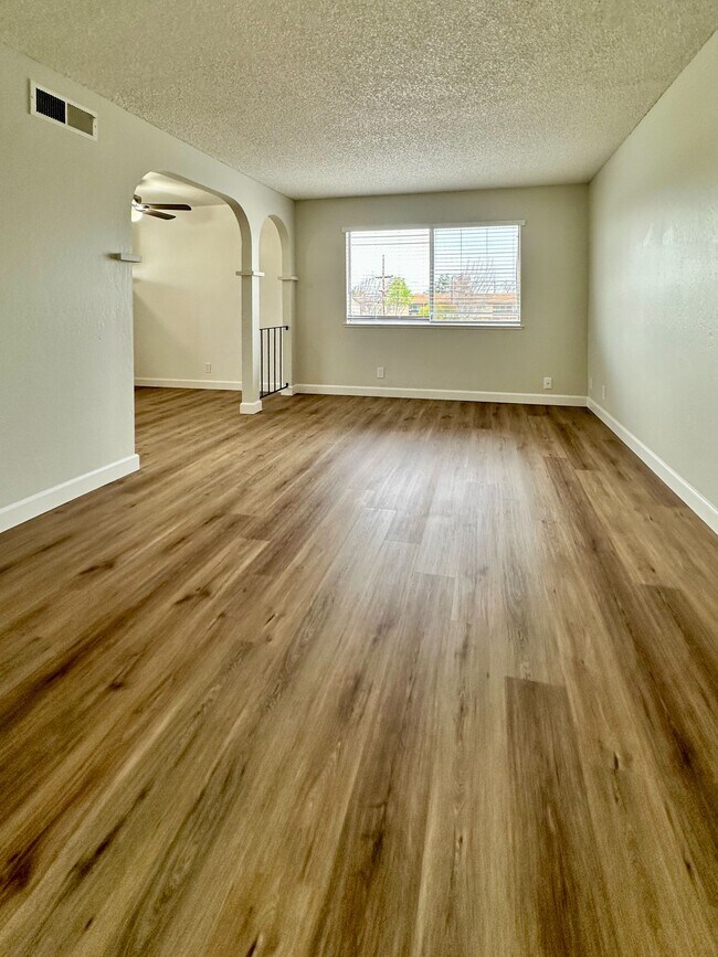 Foto del edificio - 691 Ontario Ct