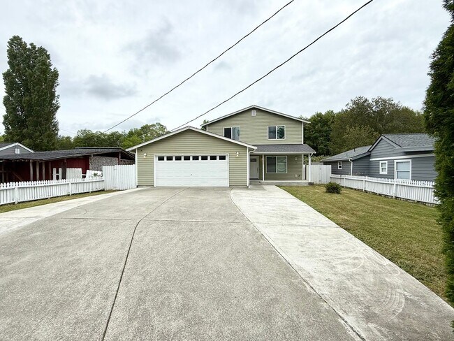 Foto del edificio - Spacious house in Bremerton.